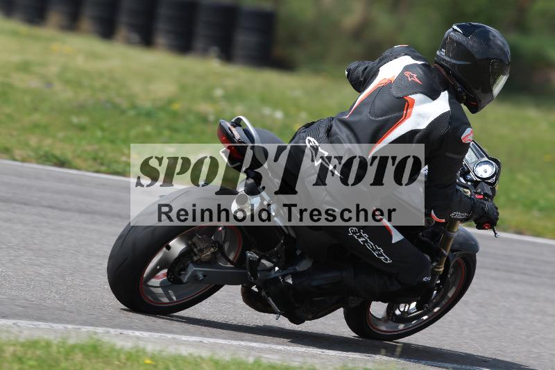 Archiv-2022/13 25.04.2022 Plüss Moto Sport ADR/Freies Fahren/backside